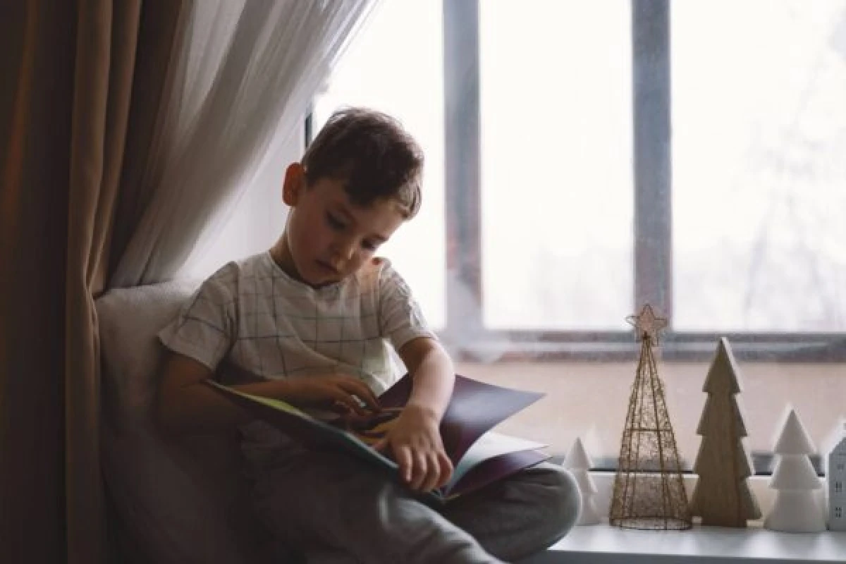 ребенок читает книгу